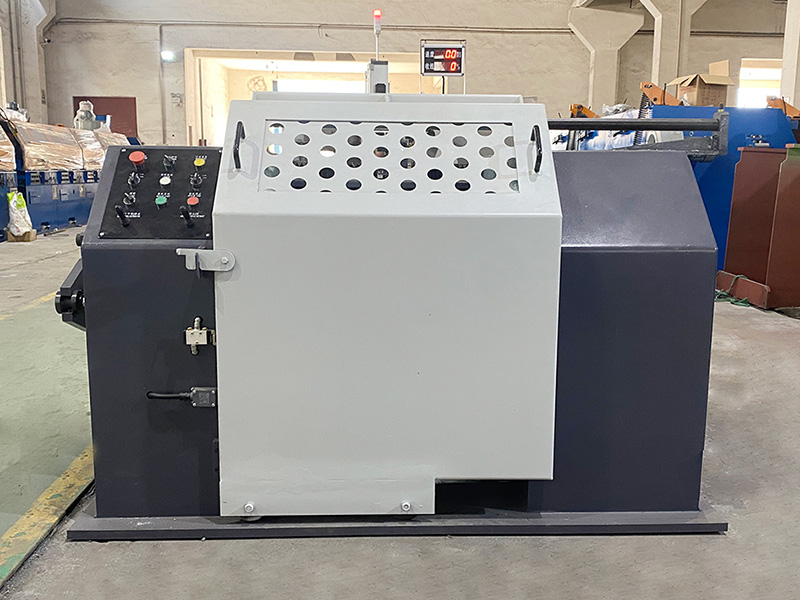 เครื่องหยิบแกนม้วนขึ้นจะจัดการกับความหนาหรือความหนาแน่นของวัสดุที่แตกต่างกันอย่างไร และมีความยืดหยุ่นในการปรับความตึงของขดลวดให้สอดคล้องกันหรือไม่